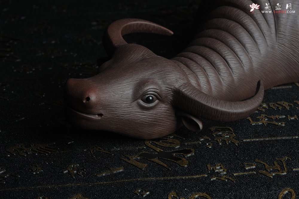 紫砂壶图片：美宠特惠 精品大黑牛茶宠 卧牛 长27cm牛身最宽度9cm - 美壶网