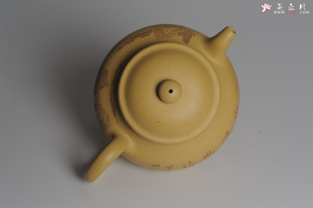 紫砂壶图片：美壶特惠 精工本山段山水莲子壶 端庄秀雅 人品若山极崇峻 情怀与水同清幽 - 美壶网