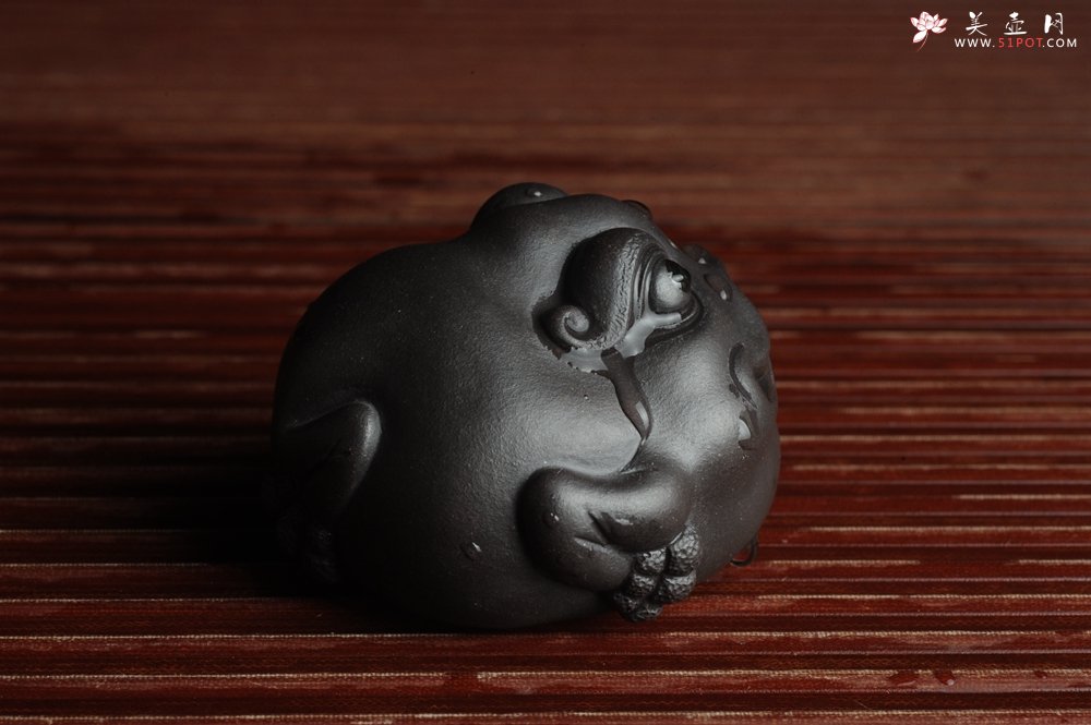 紫砂壶图片：美宠特惠 精工黑泥金蟾茶宠 招财 茶盘尤物 - 美壶网