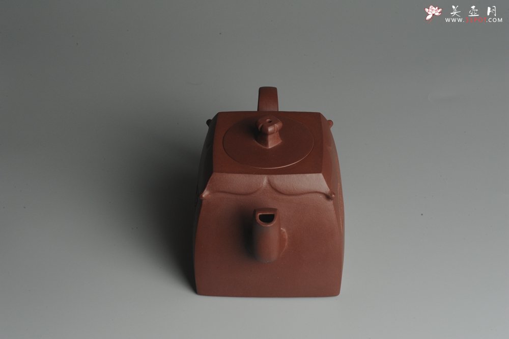 紫砂壶图片：美壶特惠 助工俞霞即兴装饰汉瓦 四方圆口壶 做工精致 - 美壶网