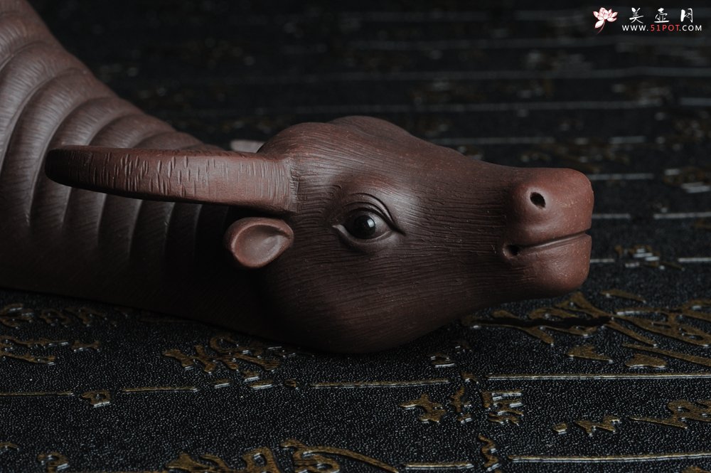 紫砂壶图片：美宠特惠 精品大黑牛茶宠 卧牛 长27cm牛身最宽度9cm - 美壶网