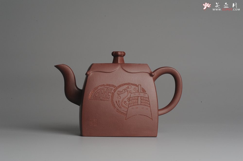 紫砂壶图片：美壶特惠 助工俞霞即兴装饰汉瓦 四方圆口壶 做工精致 - 美壶网