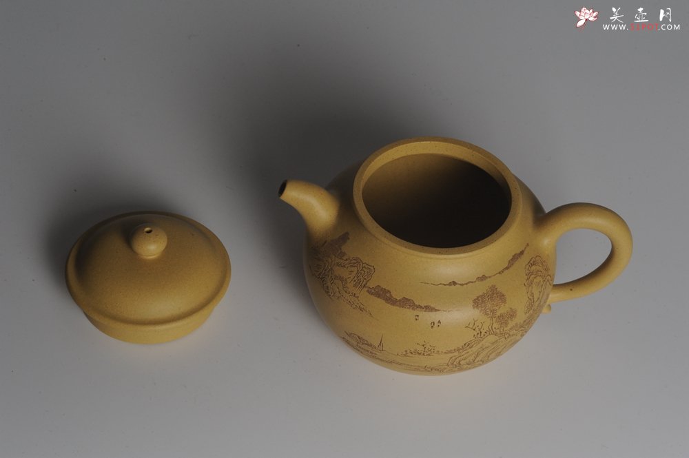 紫砂壶图片：美壶特惠 精工本山段山水莲子壶 端庄秀雅 人品若山极崇峻 情怀与水同清幽 - 美壶网