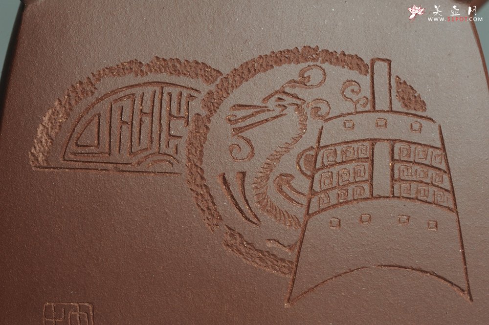 紫砂壶图片：美壶特惠 助工俞霞即兴装饰汉瓦 四方圆口壶 做工精致 - 美壶网