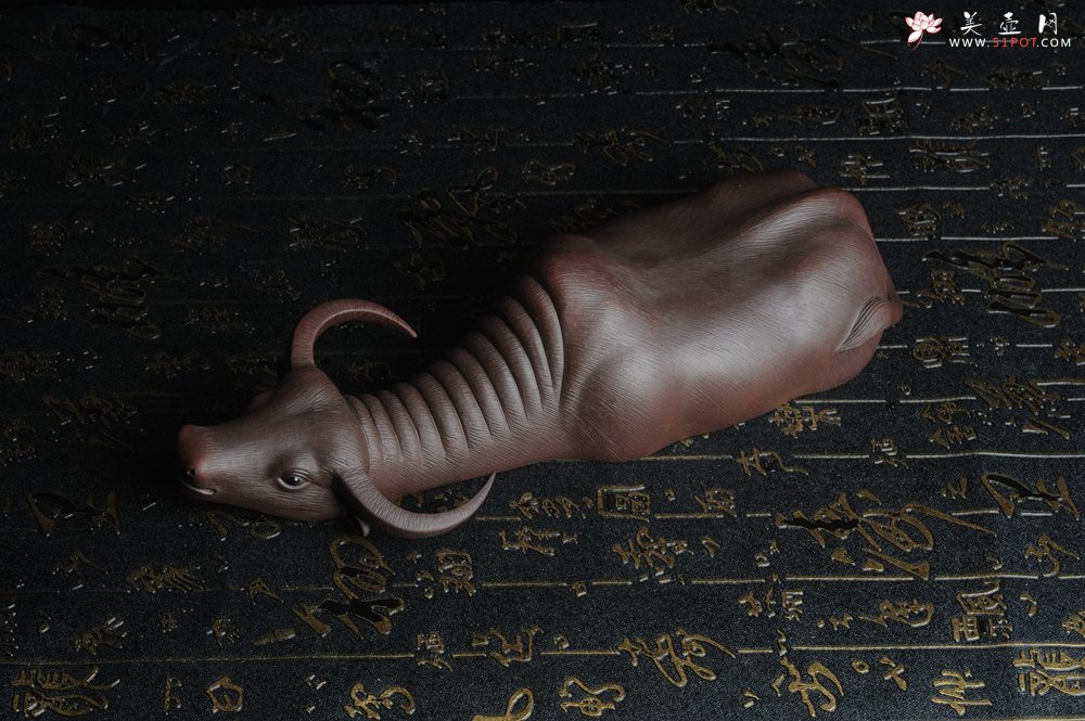 紫砂壶图片：美宠特惠 精品大黑牛茶宠 卧牛 长27cm牛身最宽度9cm - 美壶网