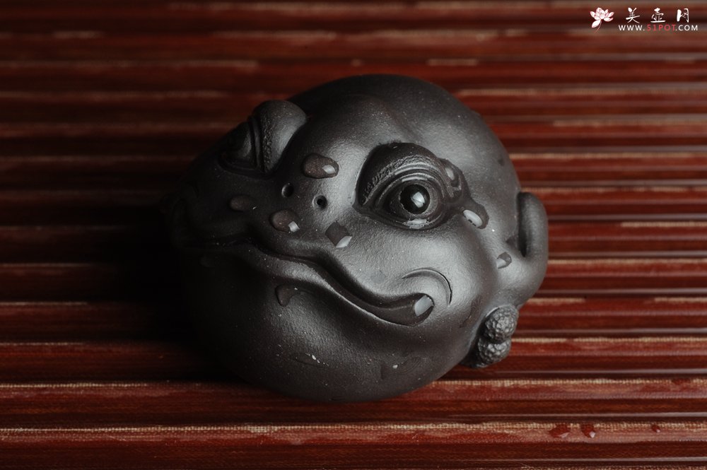 紫砂壶图片：美宠特惠 精工黑泥金蟾茶宠 招财 茶盘尤物 - 美壶网