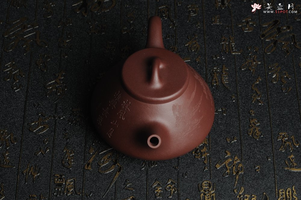 紫砂壶图片：油润底曹青 全手工精品老子冶石瓢 骨肉匀挺 清茗堂助工文气装饰山水 - 美壶网