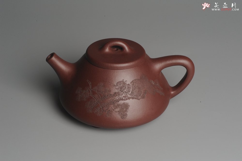 紫砂壶图片：油润底曹青 全手工精品子冶石瓢 骨肉匀挺 子陶精刻松鼠 - 美壶网