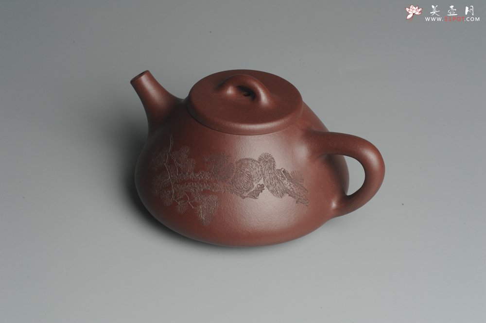 紫砂壶图片：油润底曹青 全手工精品子冶石瓢 骨肉匀挺 子陶精刻松鼠 - 美壶网