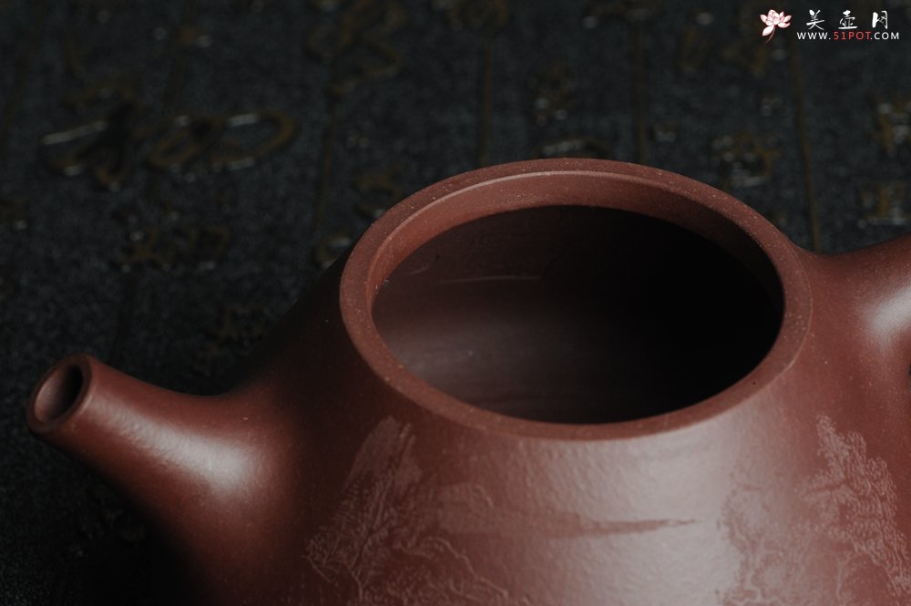 紫砂壶图片：油润底曹青 全手工精品老子冶石瓢 骨肉匀挺 清茗堂助工文气装饰山水 - 美壶网