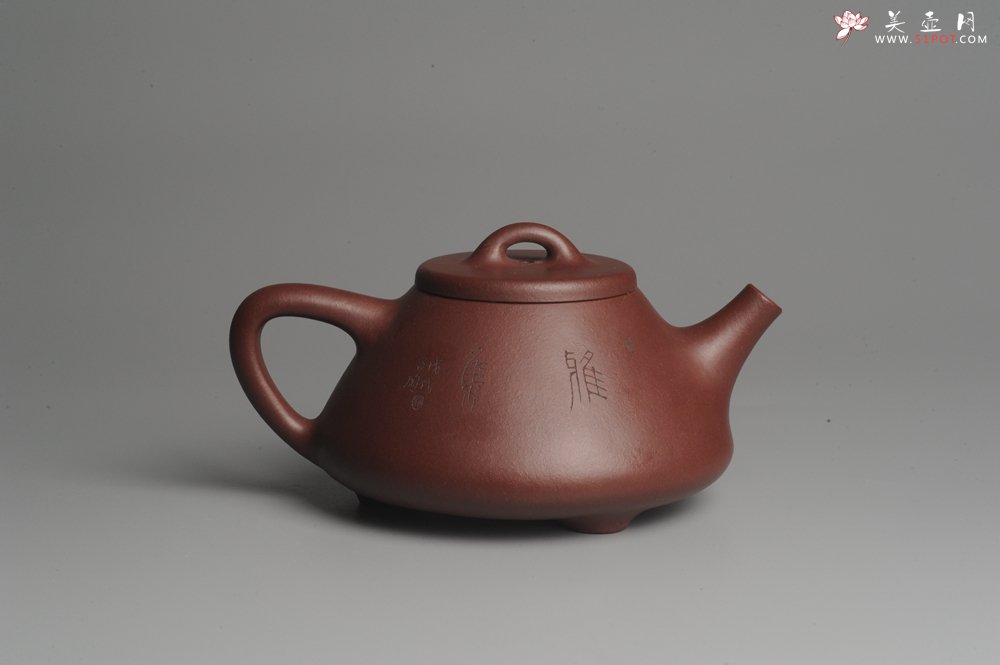 紫砂壶图片：油润底曹青 全手工精品子冶石瓢 骨肉匀挺 子陶精刻松鼠 - 美壶网