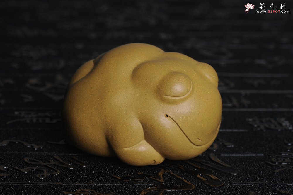 紫砂壶图片：美宠特惠 油润黄金段萌萌蛤蟆茶宠 做工超精致 长6.5cm宽5.5cm高4cm - 美壶网