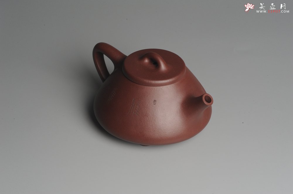 紫砂壶图片：油润底曹青 全手工精品子冶石瓢 骨肉匀挺 子陶精刻松鼠 - 美壶网