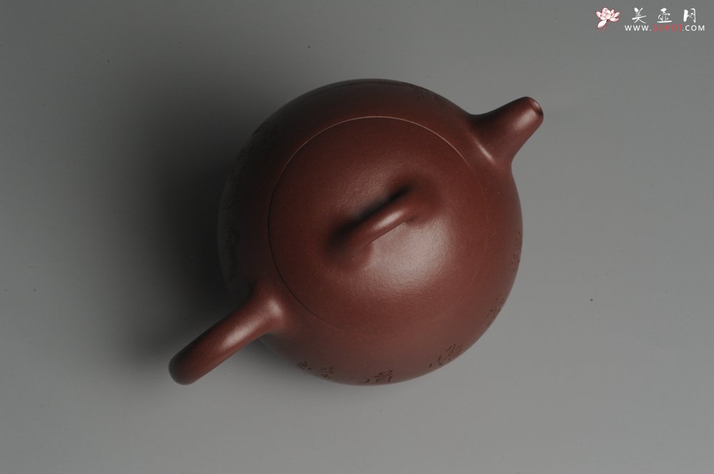紫砂壶图片：油润紫泥 全手工秦权壶 清茗堂助工文气装山水 - 美壶网