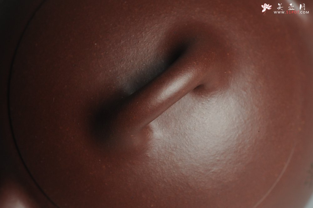 紫砂壶图片：油润紫泥 清茗堂助工文气装山水全手工秦权壶 - 美壶网