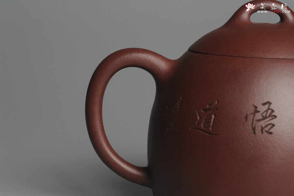 紫砂壶图片：油润紫泥 全手工秦权壶 清茗堂助工文气装山水 - 美壶网