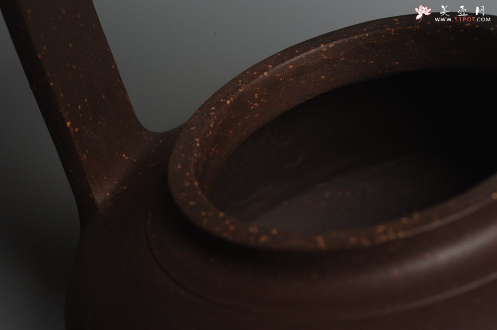 紫砂壶图片：进步明显 扛鼎之作 全美品 难度大刹凹单片折肩拍打成型全手工提壁壶 且玩且珍惜 - 美壶网