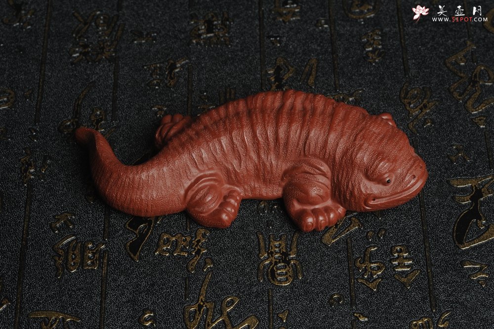 紫砂壶图片：美宠特惠 回馈壶友 精致性价比大红袍朱泥娃娃鱼茶宠 憨厚可爱 长12.5cm高2.5cm左右 - 美壶网