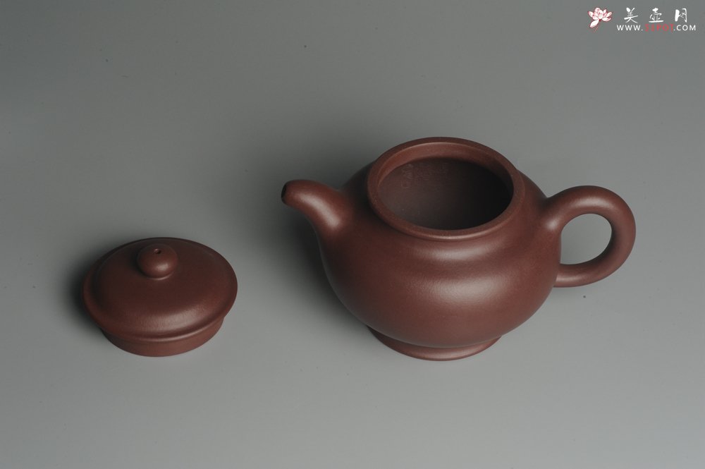 紫砂壶图片：实力派杨欣橙老师全手工紫茄泥大亨掇只 深得其味 泥料灰常油润 - 美壶网