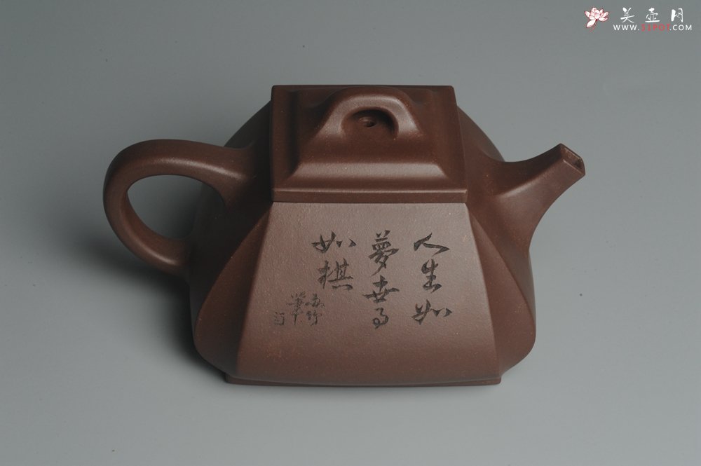 紫砂壶图片：美壶特惠 用心之作 进步之作 细节到位 做工精良 方健老师精心装饰对弈图抽角石瓢 只为看得见的朋友 - 美壶网