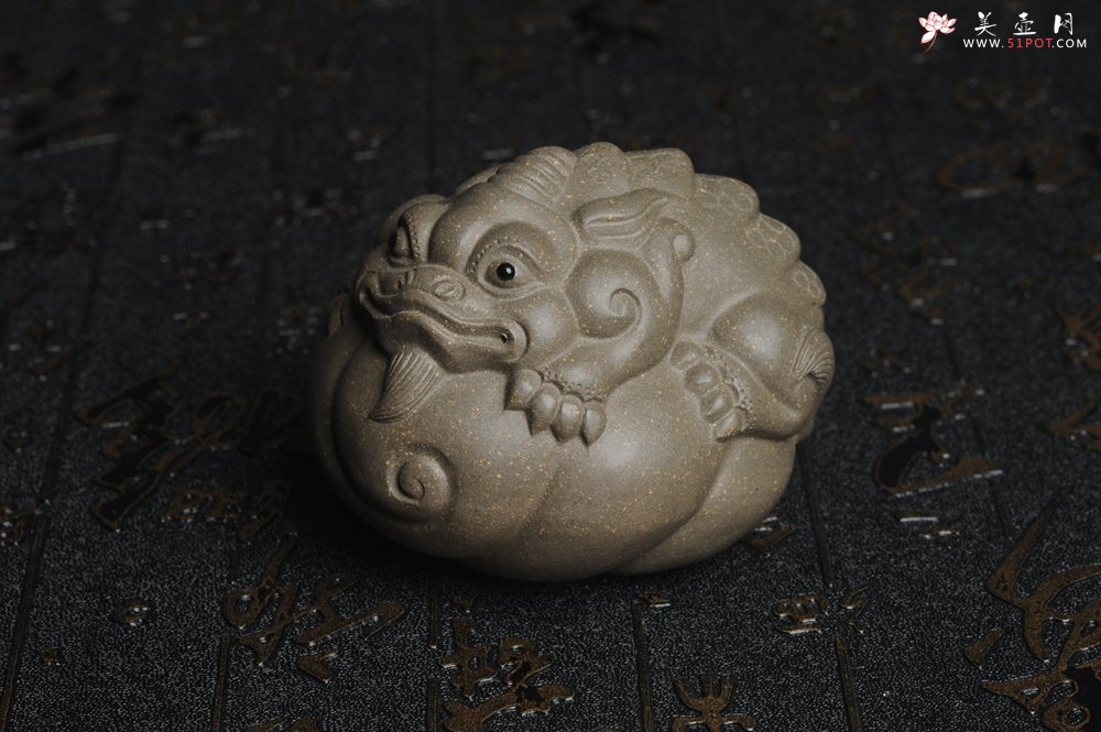 紫砂壶图片：美宠特惠 回馈壶友 精致聚财金蟾二式茶宠 茶盘尤物 长7.5cm高5.5cm左右 - 美壶网