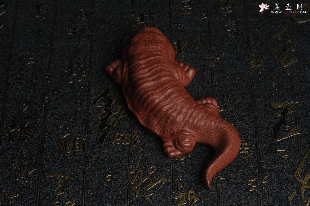 紫砂壶图片：美宠特惠 回馈壶友 精致性价比大红袍朱泥娃娃鱼茶宠 憨厚可爱 长12.5cm高2.5cm左右 - 美壶网