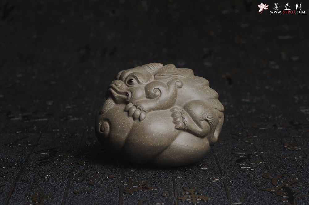 紫砂壶图片：美宠特惠 回馈壶友 精致聚财金蟾二式茶宠 茶盘尤物 长7.5cm高5.5cm左右 - 美壶网