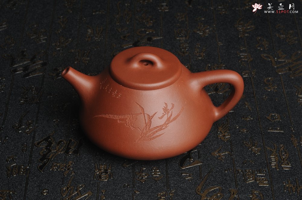 紫砂壶图片：油润底曹青 全手工精品子冶石瓢 骨肉匀挺 文气装饰兰草图 长剑不借时人看 - 美壶网