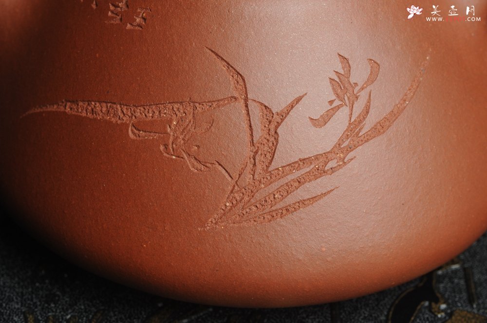 紫砂壶图片：油润底曹青 全手工精品子冶石瓢 骨肉匀挺 文气装饰兰草图 长剑不借时人看 - 美壶网