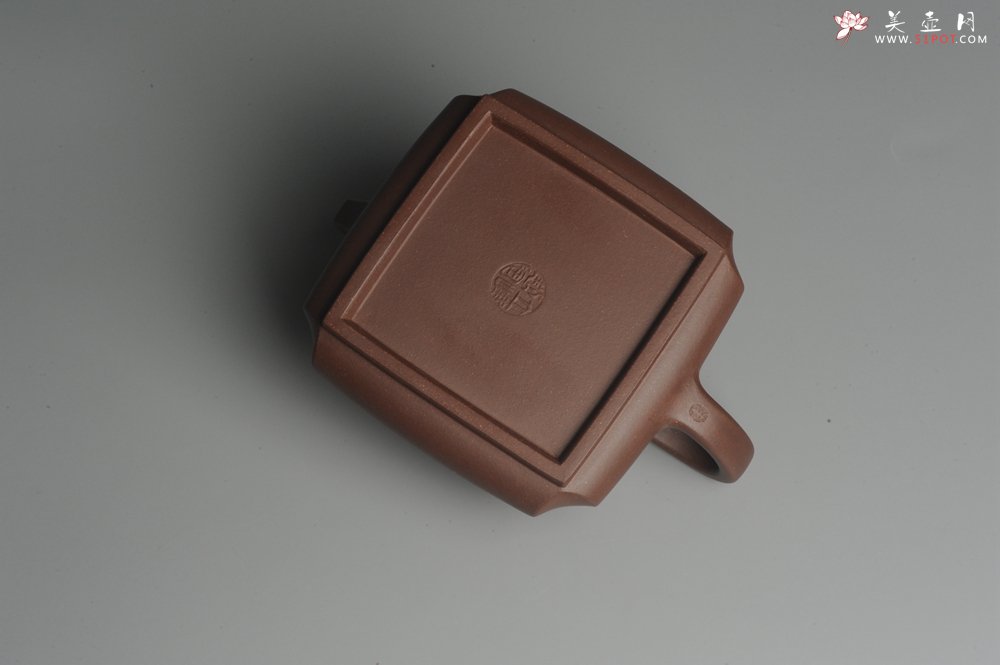 紫砂壶图片：美壶特惠 用心之作 进步之作 细节到位 做工精良 方健老师精心装饰对弈图抽角石瓢 只为看得见的朋友 - 美壶网