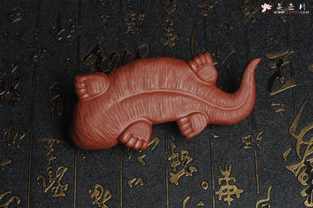 紫砂壶图片：美宠特惠 回馈壶友 精致性价比大红袍朱泥娃娃鱼茶宠 憨厚可爱 长12.5cm高2.5cm左右 - 美壶网