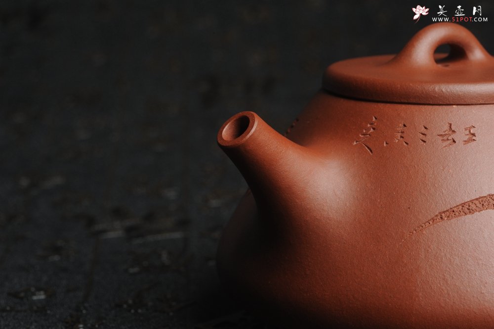 紫砂壶图片：油润底曹青 全手工精品子冶石瓢 骨肉匀挺 文气装饰兰草图 长剑不借时人看 - 美壶网