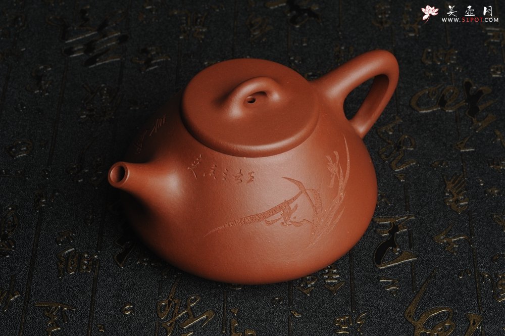 紫砂壶图片：油润底曹青 全手工精品子冶石瓢 骨肉匀挺 文气装饰兰草图 长剑不借时人看 - 美壶网