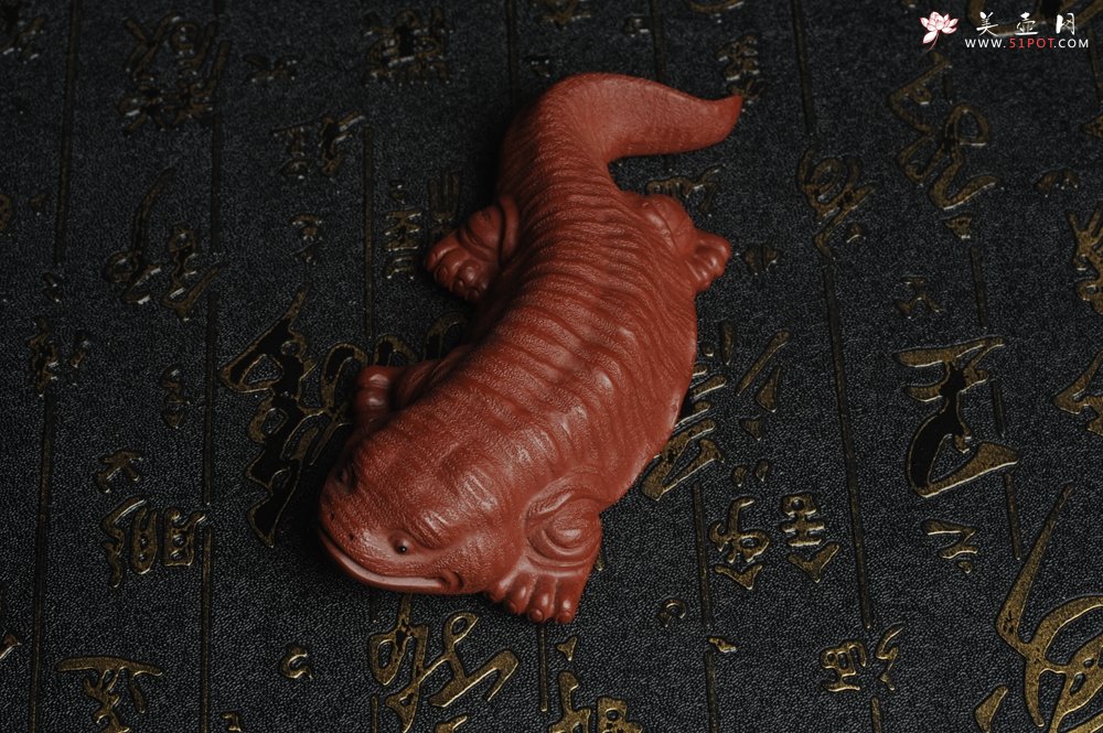 紫砂壶图片：美宠特惠 回馈壶友 精致性价比大红袍朱泥娃娃鱼茶宠 憨厚可爱 长12.5cm高2.5cm左右 - 美壶网