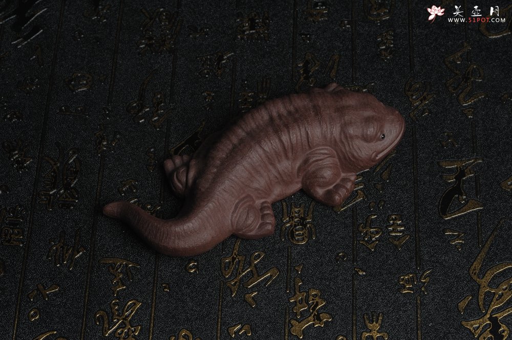 紫砂壶图片：美宠特惠 回馈壶友 精致性价比紫泥娃娃鱼茶宠 憨厚可爱长13.5cm高2.8cm左右 - 美壶网