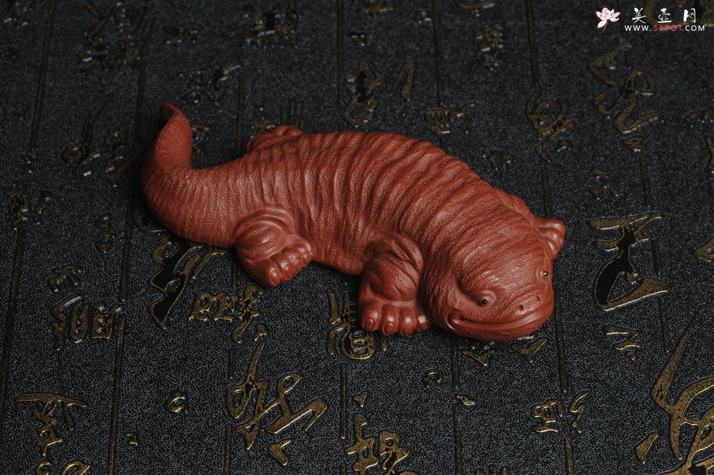 紫砂壶图片：美宠特惠 回馈壶友 精致性价比大红袍朱泥娃娃鱼茶宠 憨厚可爱 长12.5cm高2.5cm左右 - 美壶网