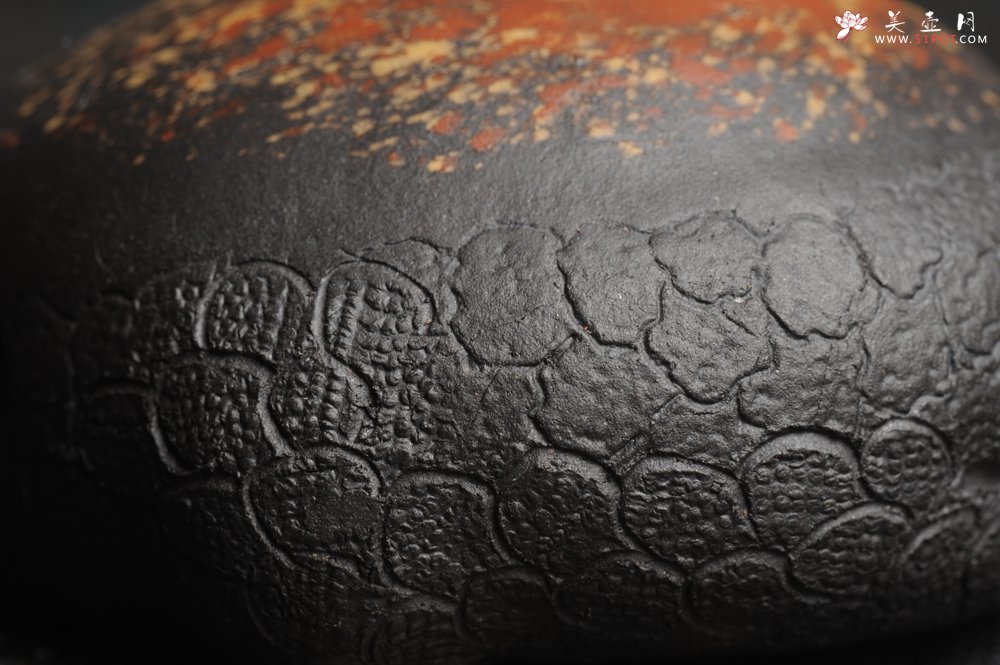 紫砂壶图片：美宠特惠 回馈壶友 精致性价比黑泥彩背金蟾盖托茶宠长8cm高度4cm左右 - 美壶网