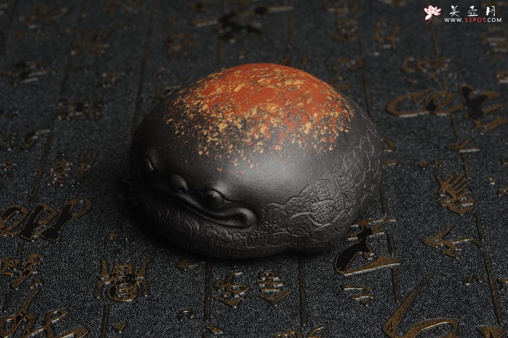 紫砂壶图片：美宠特惠 回馈壶友 精致性价比黑泥彩背金蟾盖托茶宠长8cm高度4cm左右 - 美壶网