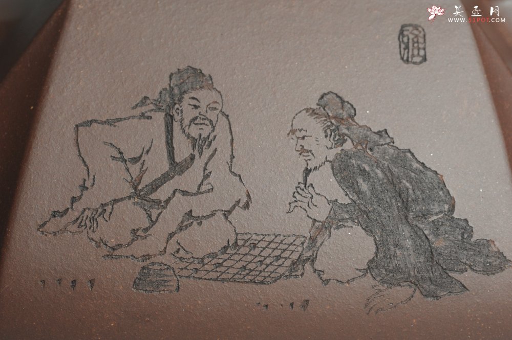 紫砂壶图片：美壶特惠 用心之作 进步之作 细节到位 做工精良 方健老师精心装饰对弈图抽角石瓢 只为看得见的朋友 - 美壶网