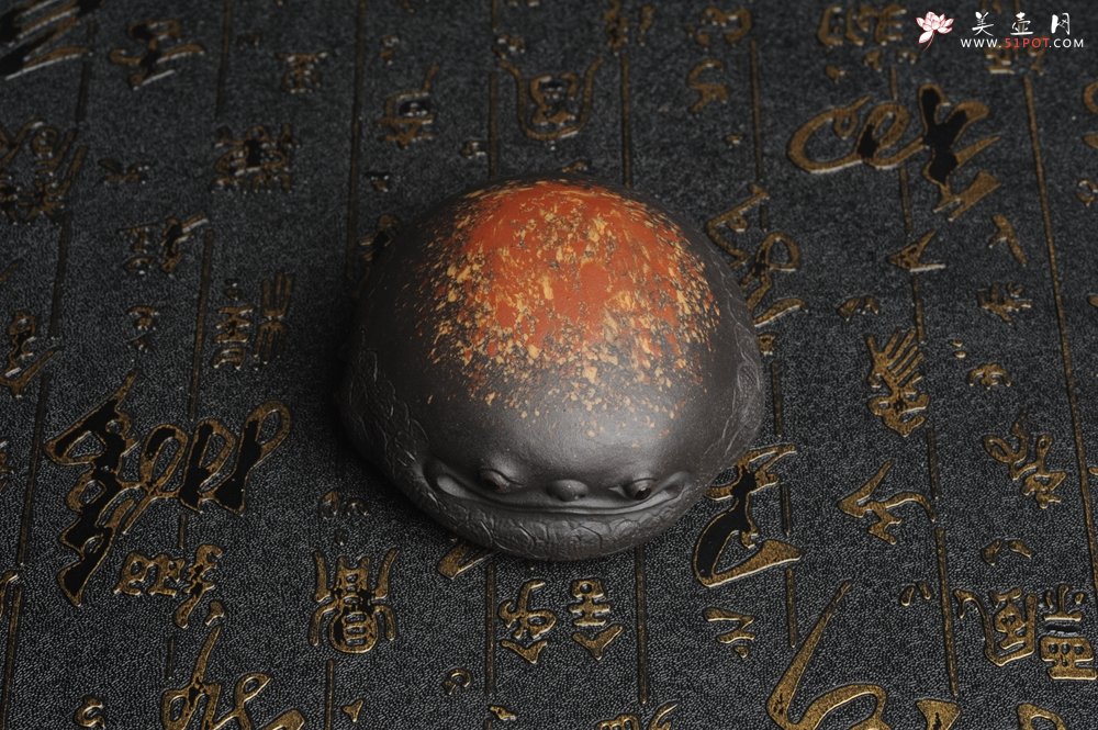 紫砂壶图片：美宠特惠 回馈壶友 精致性价比黑泥彩背金蟾盖托茶宠长8cm高度4cm左右 - 美壶网