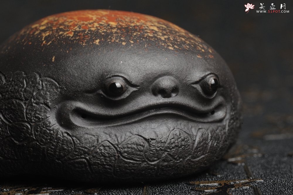 紫砂壶图片：美宠特惠 回馈壶友 精致性价比黑泥彩背金蟾盖托茶宠长8cm高度4cm左右 - 美壶网