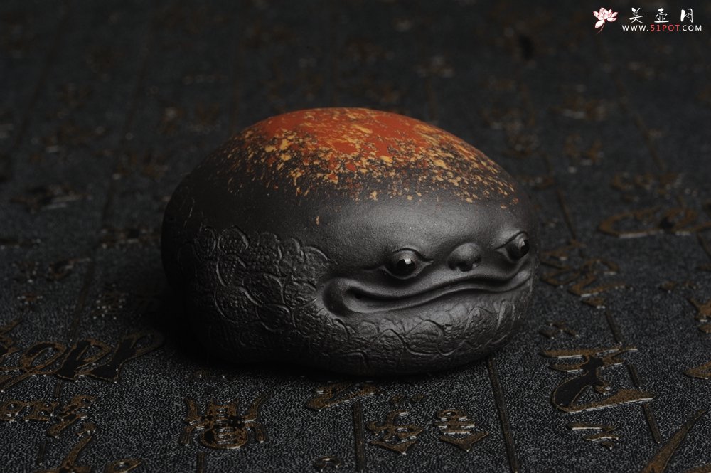 紫砂壶图片：美宠特惠 回馈壶友 精致性价比黑泥彩背金蟾盖托茶宠长8cm高度4cm左右 - 美壶网