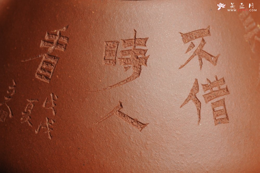 紫砂壶图片：油润底曹青 全手工精品子冶石瓢 骨肉匀挺 文气装饰兰草图 长剑不借时人看 - 美壶网