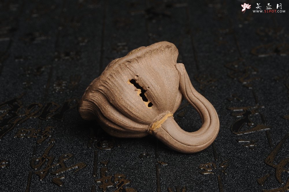 紫砂壶图片：美宠特惠 回馈壶友 精致性价比老段泥莲蓬茶宠直径5.5cm长度5.5cm左右 - 美壶网