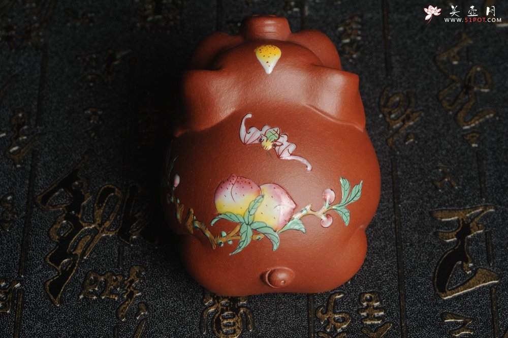 紫砂壶图片：美宠特惠 精工点彩仙桃 圣桃 福气猪茶宠长7cm宽6cm高5cm - 美壶网