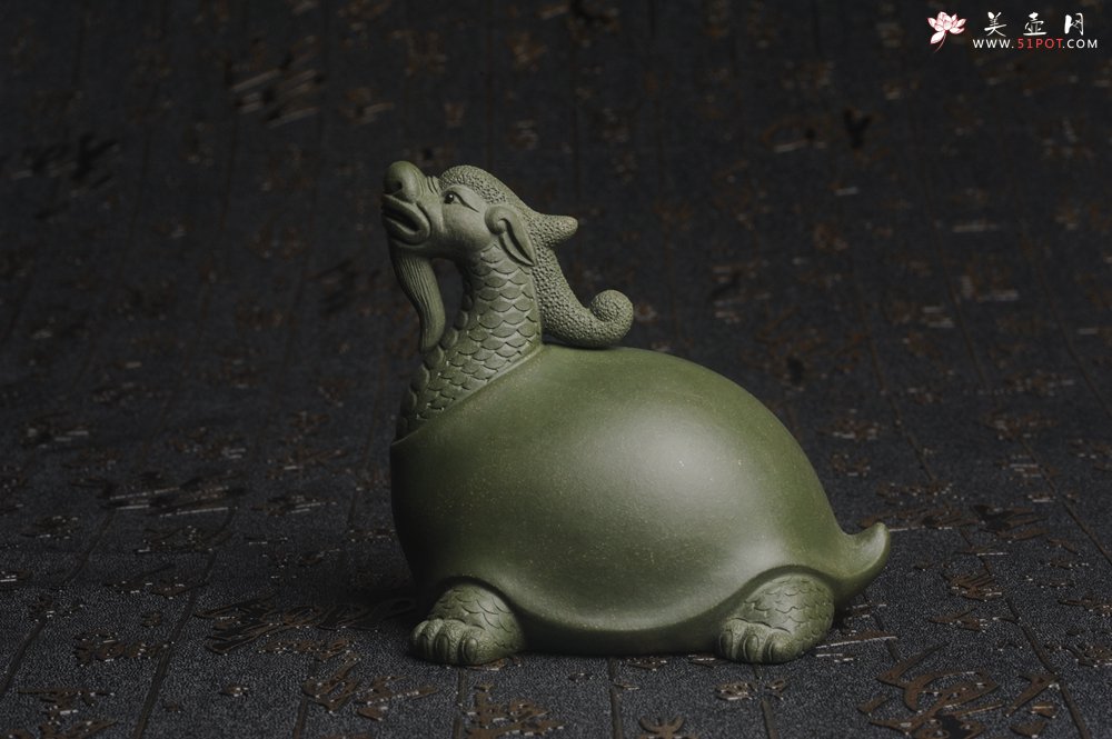 紫砂壶图片：美宠特惠 油润绿泥龟寿星 仁者寿茶宠 精工长9cm宽7.5cm高9cm - 美壶网