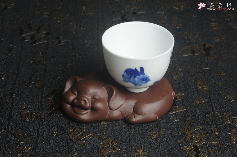 紫砂壶图片：美宠特惠 精工老紫泥小壶托 杯托 盖托 镇纸 茶宠 长11cm宽8cm高2到3cm - 美壶网