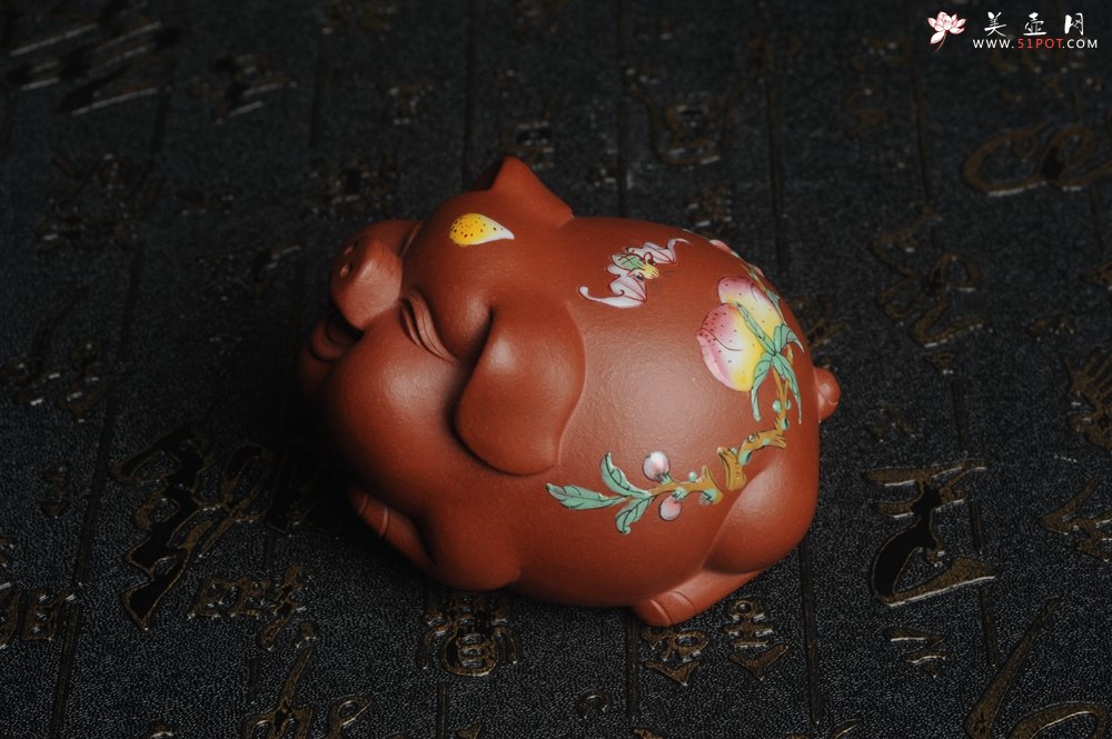 紫砂壶图片：美宠特惠 精工点彩仙桃 圣桃 福气猪茶宠长7cm宽6cm高5cm - 美壶网