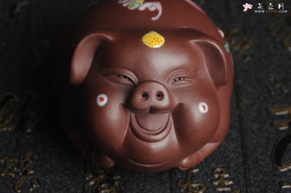 紫砂壶图片：美宠特惠 老紫泥精工点彩仙桃 圣桃 福气猪茶宠长7cm宽6cm高5cm - 美壶网