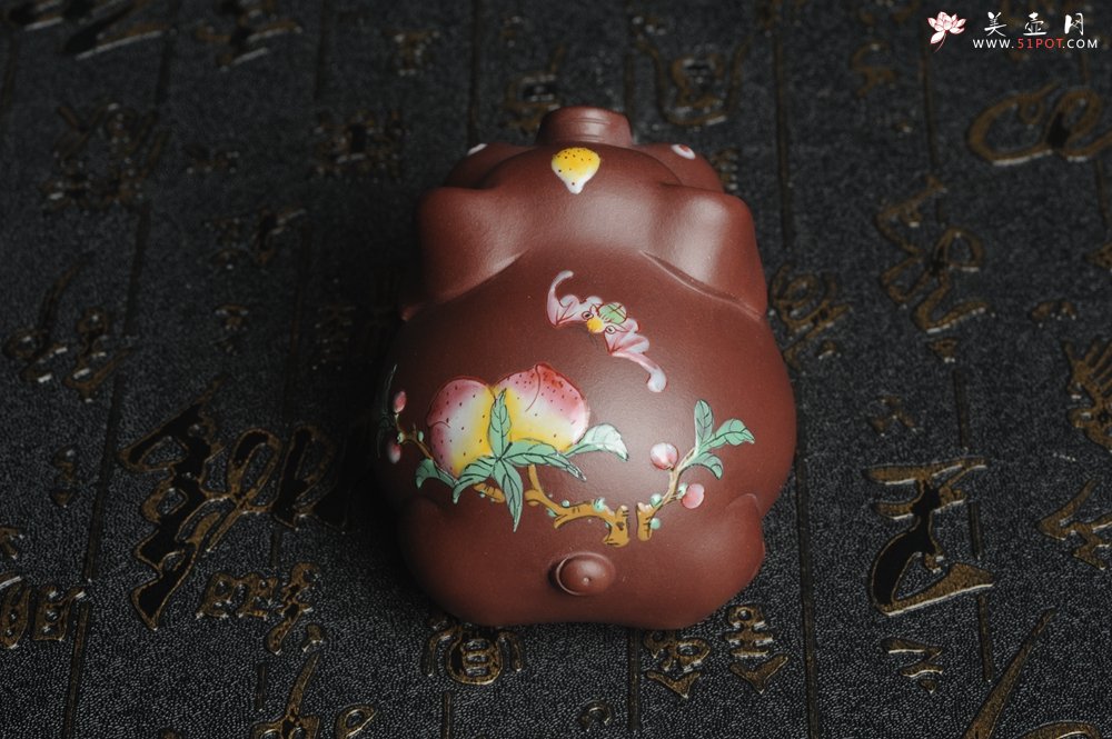 紫砂壶图片：美宠特惠 老紫泥精工点彩仙桃 圣桃 福气猪茶宠长7cm宽6cm高5cm - 美壶网